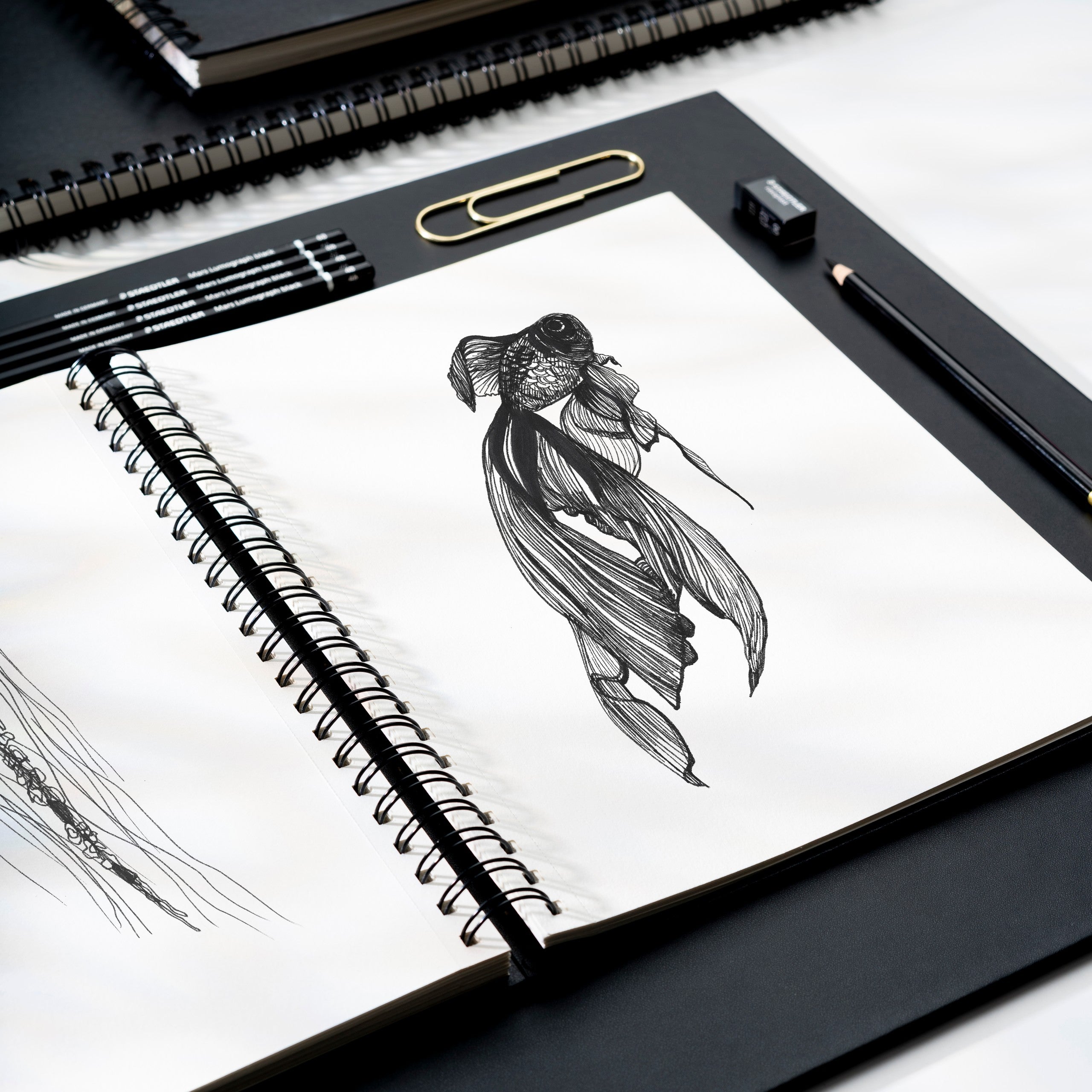 Skissebok A4 stående sort