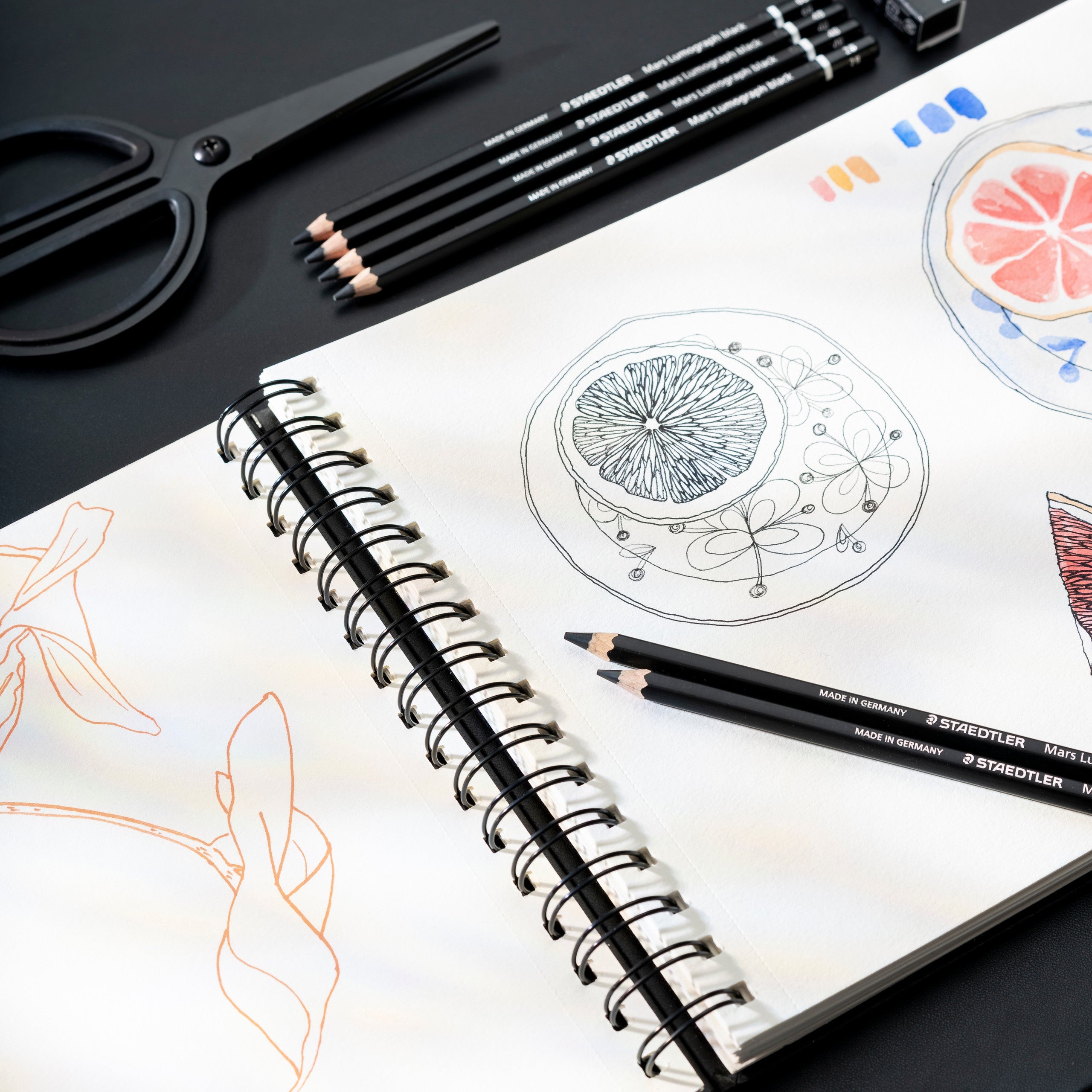 Skissebok A4 liggende sort