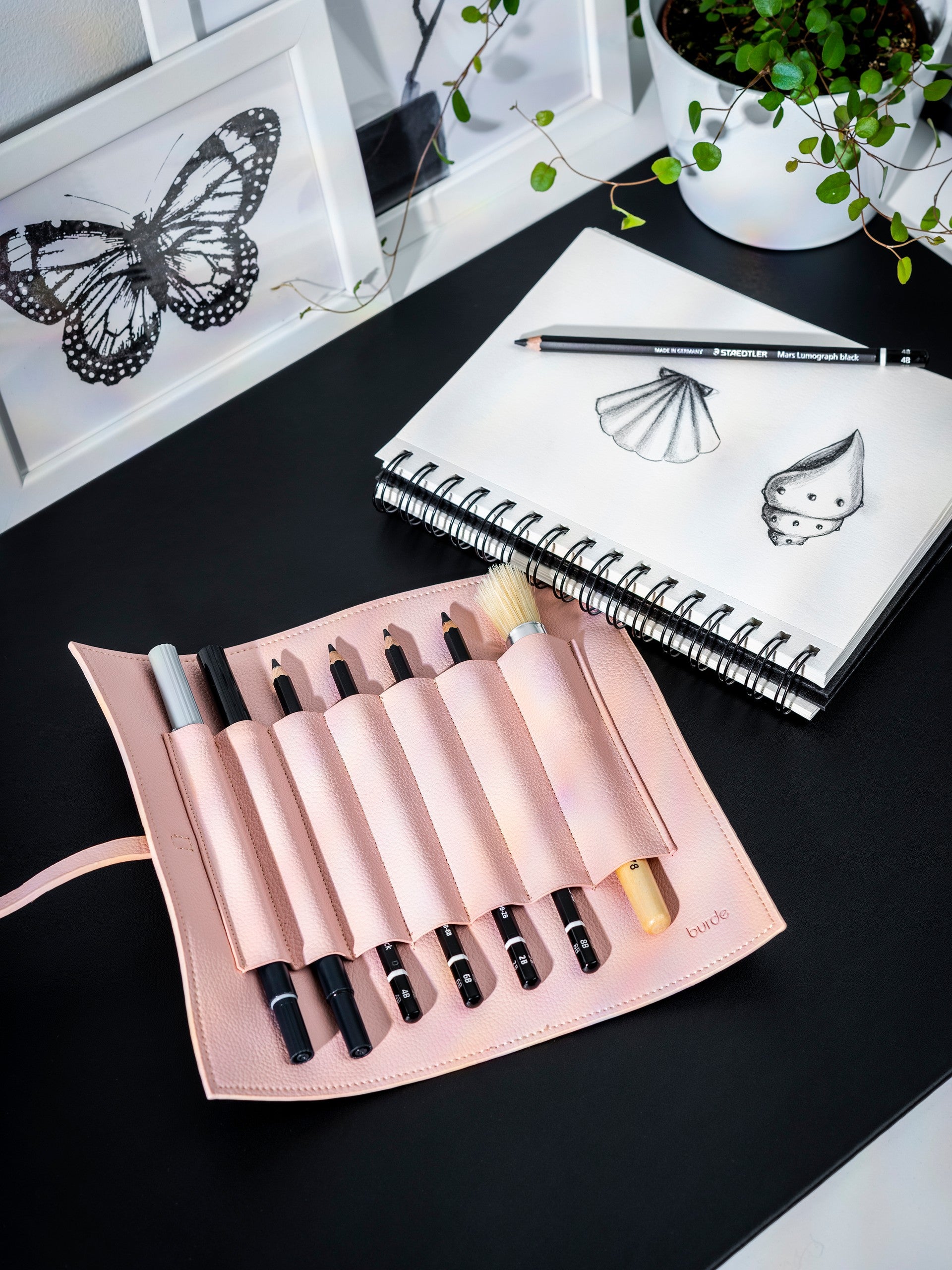 Pennal med knyting rosa