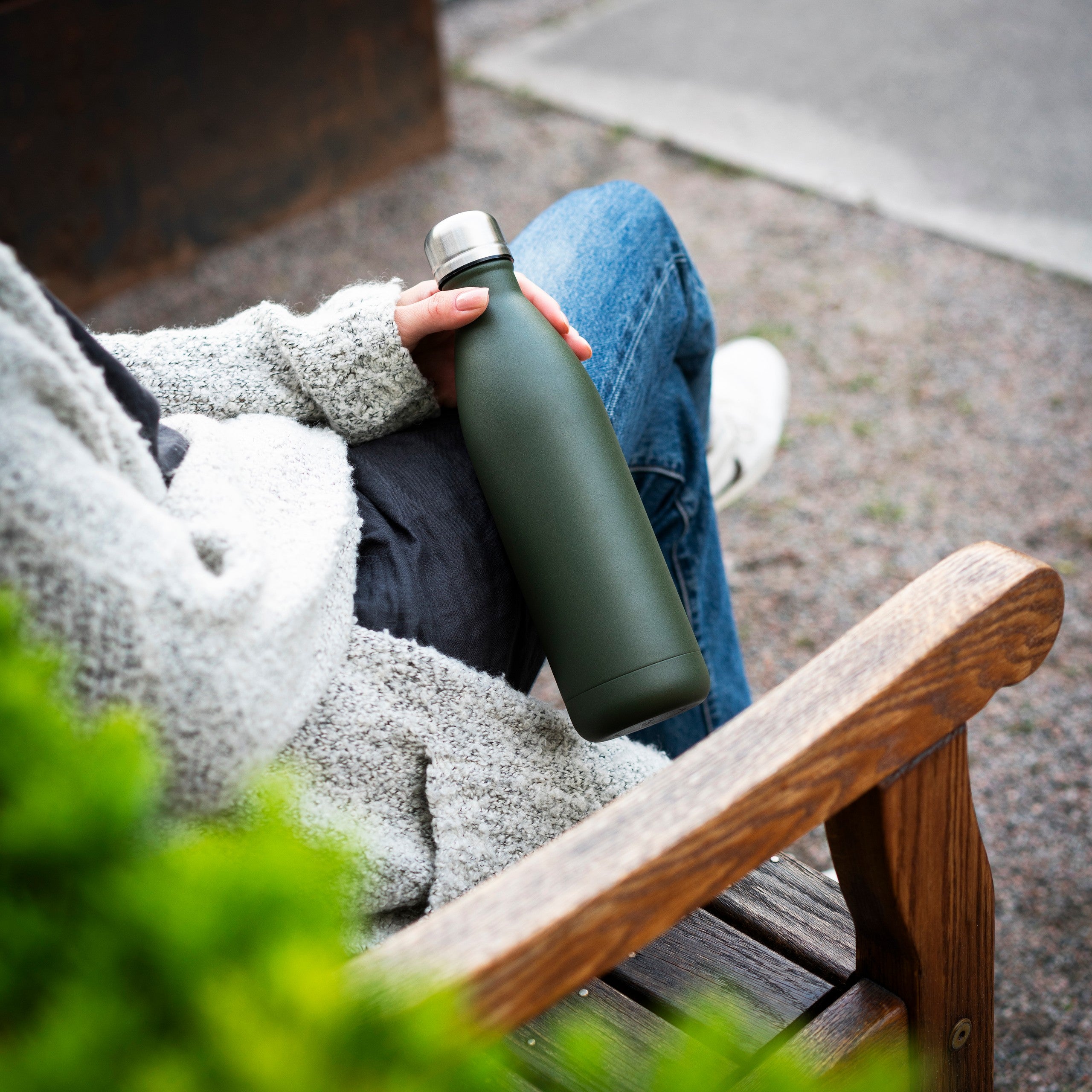 Termosflaska Maxi Matte Dark Green – lifestyle