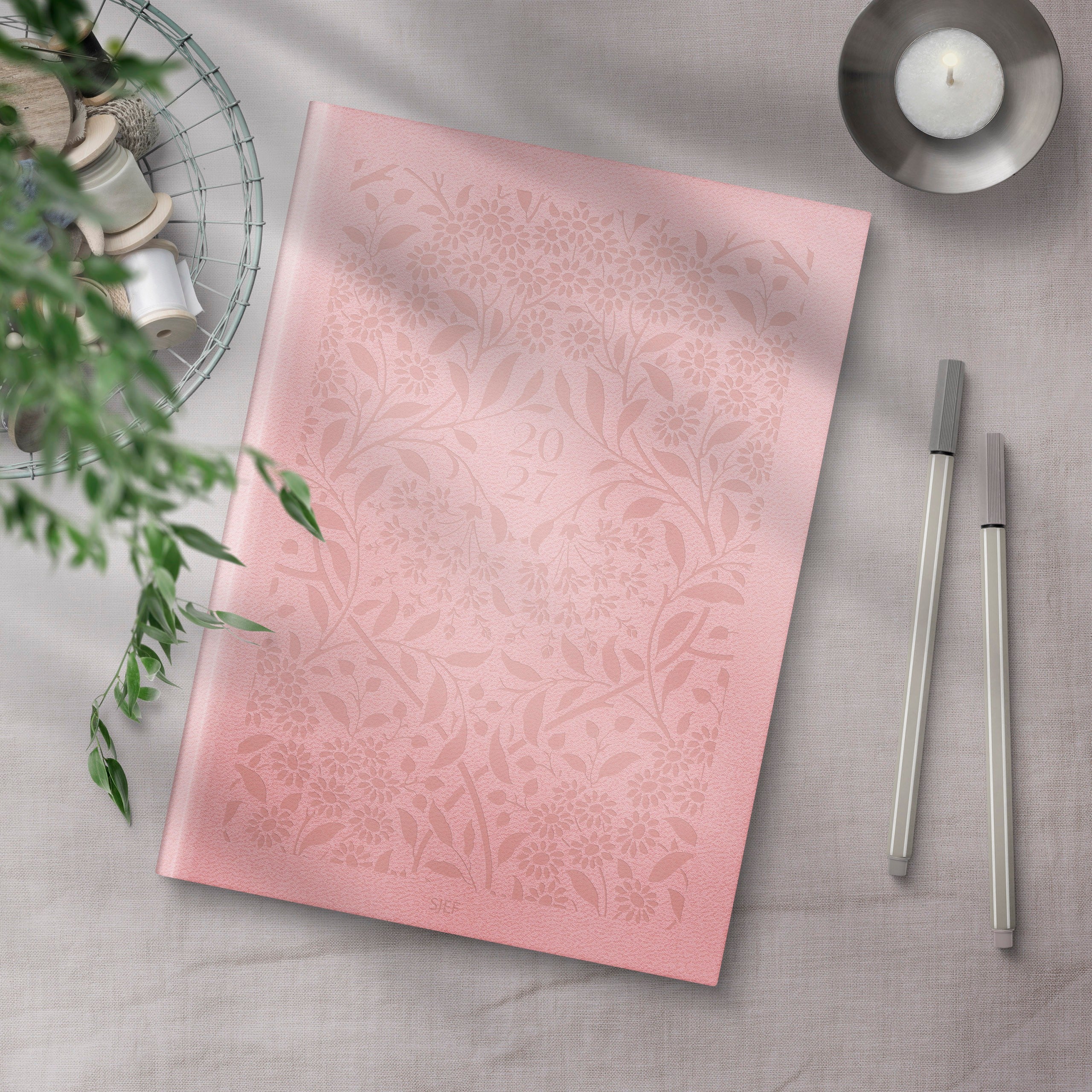 Kalender 2027 Sjef A5 rosa